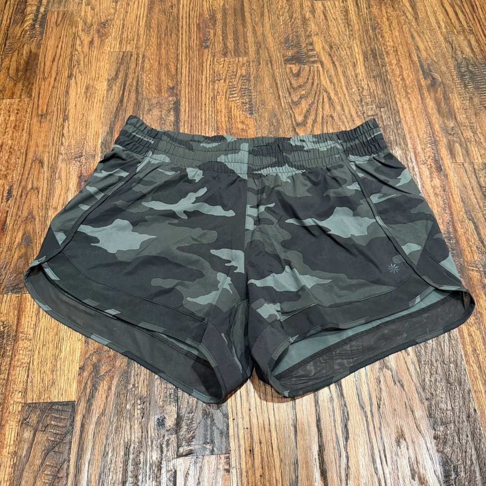 Athleta Mesh Racer Run Mid Rise Shorts Green Camo